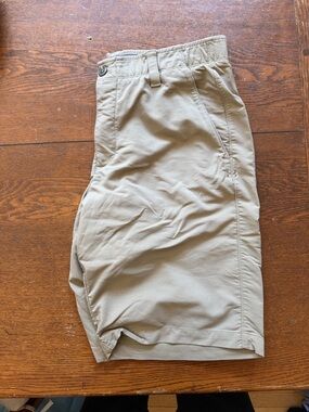 Under Armour Men's Khaki Shorts 34